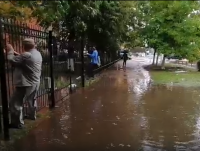 В Твери пешеходы лазают по заборам в попытках преодолеть затопленные тротуары - Новости ТИА
