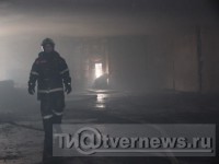 В Твери загорелся дом, пожарные спасают из огня людей - Новости ТИА