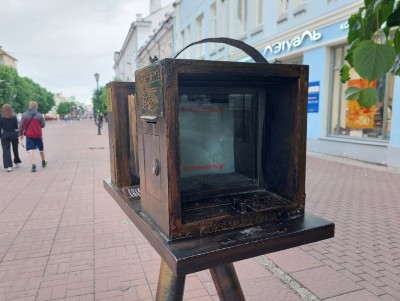 На скульптуре фотокамеры с Трёхсвятской снова украли накидку - Новости ТИА