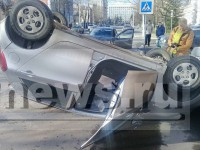 В центре Твери автомобиль опрокинулся на крышу - Новости ТИА