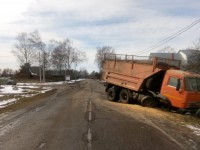 В Конаковском районе "Пежо" врезалось в Камаз: водитель иномарки погибла - новости ТИА