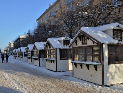 На улице Трехсвятской установлены 24 стилизованных домика для торговли  - Новости ТИА