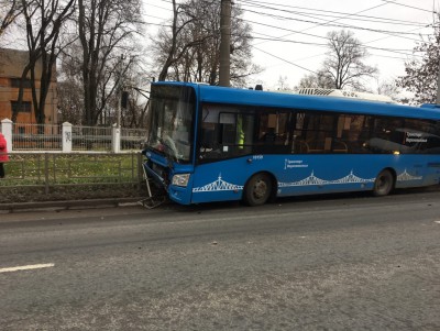 В Твери синий автобус снес забор по вине водителя - новости ТИА