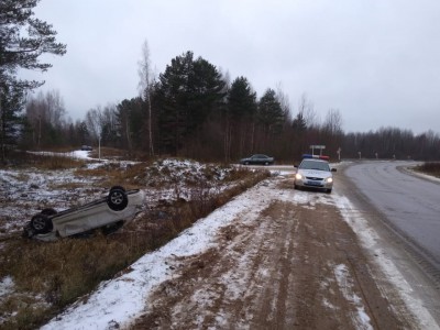 В Тверской области 27-летняя женщина перевернулась на автомобиле - Новости ТИА