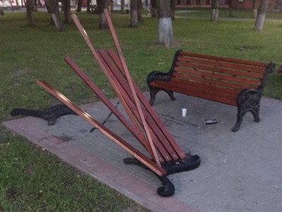 В Вышнем Волочке ищут вандалов, разломавших скамейку в сквере - Новости ТИА