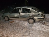 В Тверской области один водитель «Рено» сбил мужчину с ребенком, а другой не пропустил КАМАЗ с прицепом - Новости ТИА