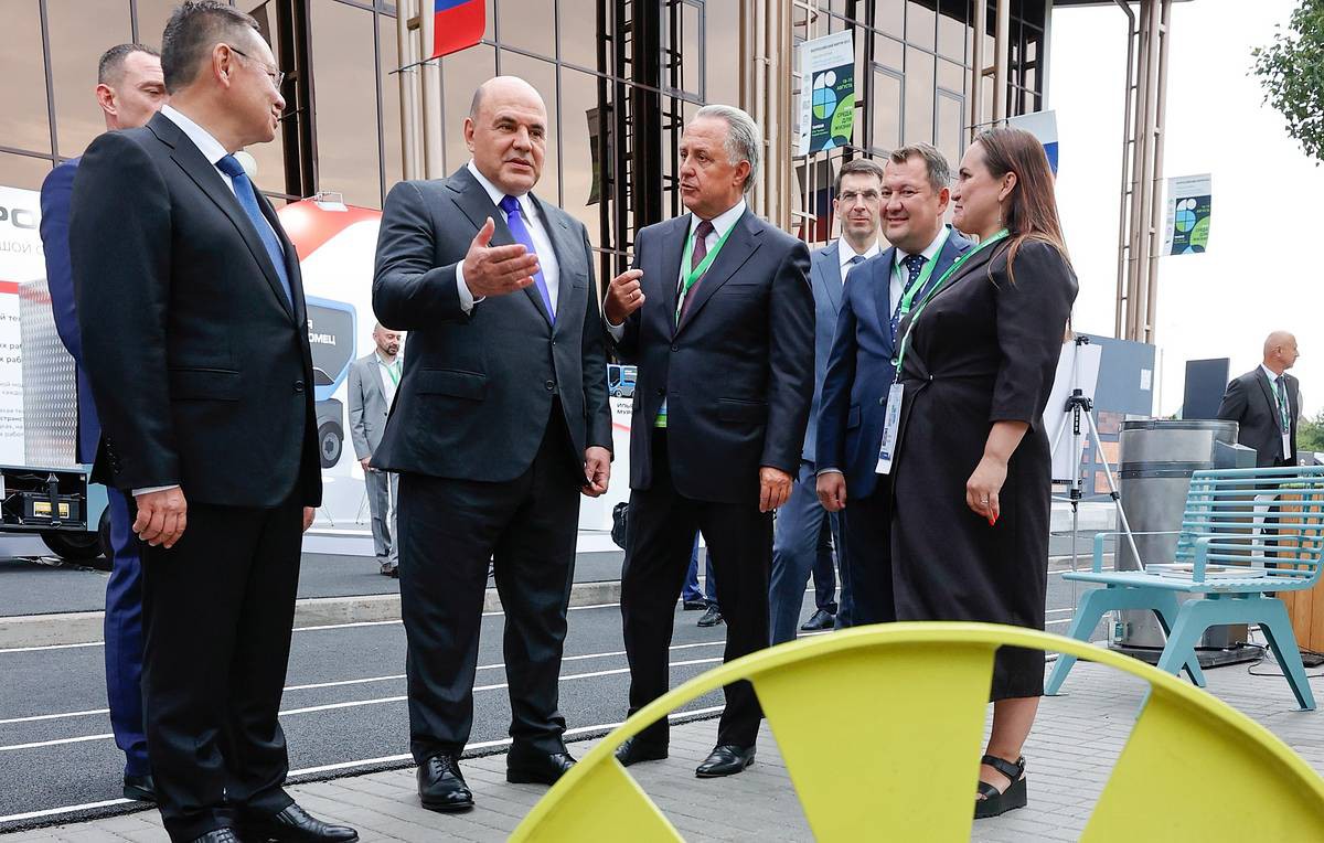 Премьер-министр РФ Михаил Мишустин (второй слева) © Дмитрий Астахов/POOL/ТАСС