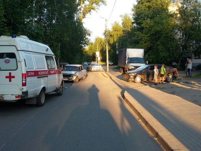В Твери столкнулись две машины, пострадала женщина - Новости ТИА