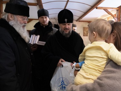 Митрополит Амвросий посетил две группы беженцев из Мариуполя - Новости ТИА
