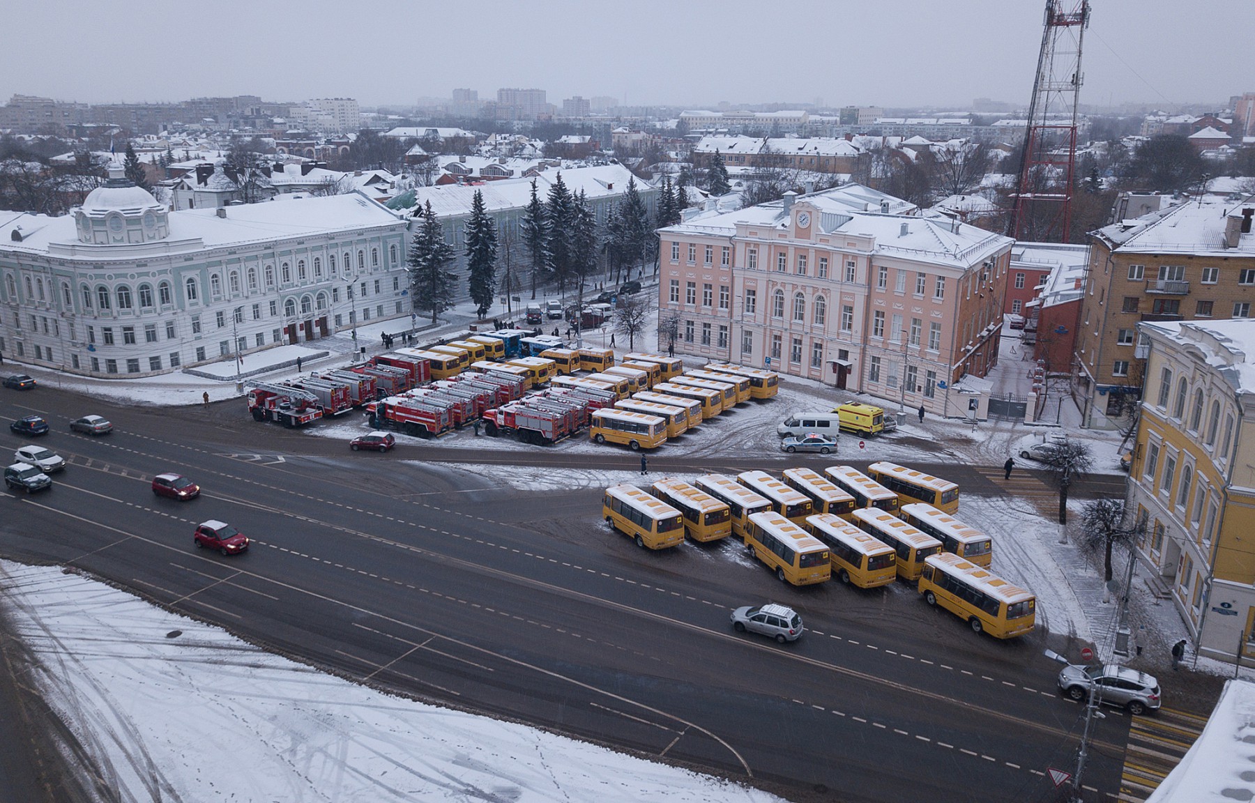 Многодетные семьи, МЧС и школы получили новые автомобили | 25.12.2020 |  Тверь - БезФормата