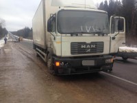 Драма на дороге в Тверской области стала темой на центральном ТВ. «Человек и закон» показал сюжет о ДТП с велопутешественником и самоубийстве виновного водителя - Новости ТИА
