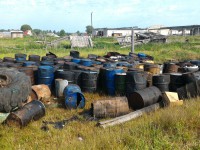 На окраине деревни Сельцо-Подъёлышево выбросили бочки с нефтепродуктами - Новости ТИА