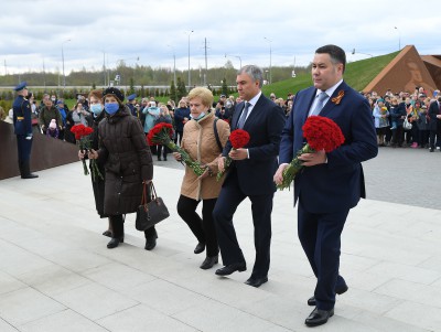 Председатель ГосДумы и Игорь Руденя возложили цветы к Ржевскому мемориалу - Новости ТИА