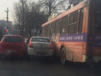 В Твери не смогли разъехаться две легковушки и троллейбус - Новости ТИА