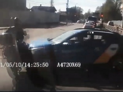 Видео момента аварии в Твери, где мотоциклист угодил под колеса иномарки - новости ТИА