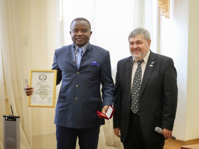 Известный нейрохирург Леон Нганкам получил медаль за своё изобретение - Новости ТИА