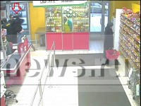 В Твери двое парней украли бутылку настойки, подрались с охранниками и разбили дорогую витрину супермаркета - Новости ТИА