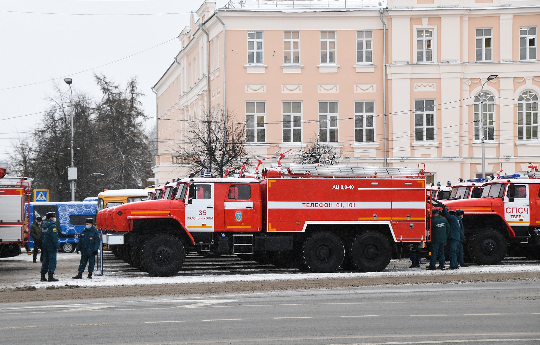 Многодетные семьи, МЧС и школы получили новые автомобили | 25.12.2020 |  Тверь - БезФормата