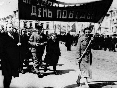 Трудящиеся ликуют и славят Сталина! Как Калинин встречал 9 мая 1945 года - новости ТИА