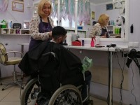 В Твери инвалиды-колясочники смогут бесплатно стричься в одном из салонов  - Новости ТИА