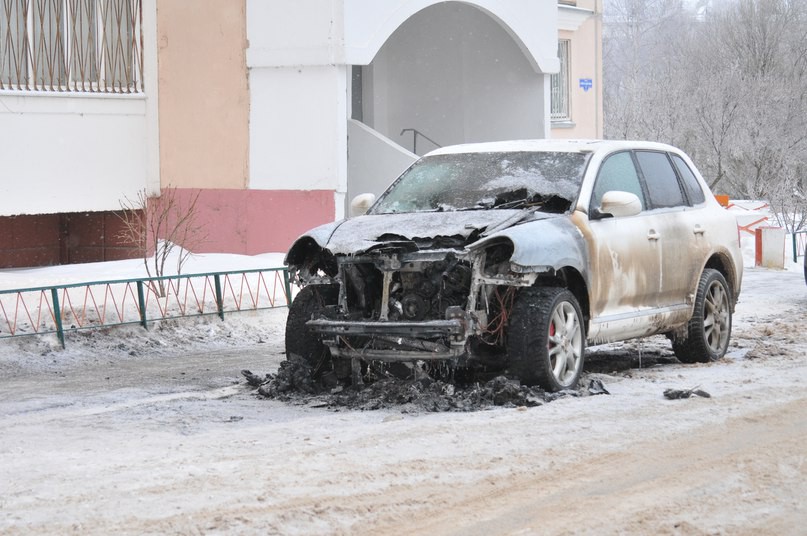 загорелся автомобиль porsche cayenne. загорелся автомобиль porsche cayenne.