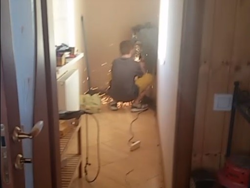 Подросток вскрывает сейф <p>Подросток вскрывает сейф</p>