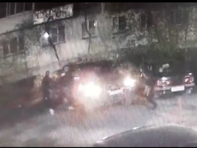 В Твери четверо парней разгромили автомобиль - Новости ТИА