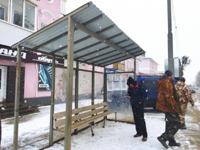 Во Ржеве двое мужчин вручную поставили упавший остановочный комплекс  - Новости ТИА