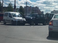 В Твери на перекрестке с неработающим светофором столкнулись иномарки - Новости ТИА