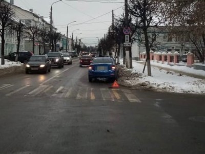 В Твери на пешеходном переходе автомобилистка сбила девушку - Новости ТИА