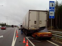 Причиной страшного ДТП на трассе в Тверской области мог стать сон за рулем: «БМВ» на большой скорости въехал под большегруз - Новости ТИА
