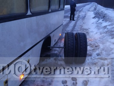 Под Тверью у автобуса на ходу отвалились колёса - Народные Новости ТИА