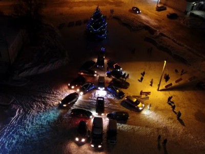 В городе Тверской области автомобилисты собрали ёлку из машин - Новости ТИА