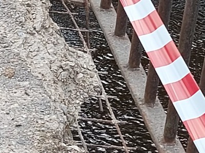 Петербуржец обмотал лентами дырявый мост в Тверской области - Новости ТИА