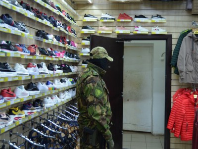 В ТЦ Твери предприниматель торговал контрафактной одеждой и парфюмом - Новости ТИА