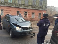 В Твери "Лада Приора" врезалась в "Форд", авария собрала пробку - Новости ТИА