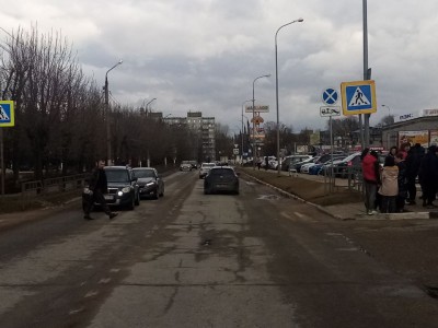 В Твери на "зебре" под колеса машины попали два подростка - Новости ТИА