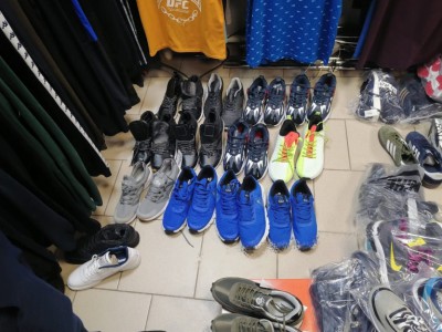 В Удомле коммерсант торговал одеждой и обувью якобы известных брендов - новости ТИА