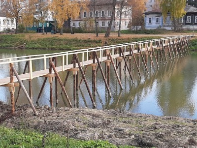 Жители Кашина жалуются на хлипкий мост - новости ТИА