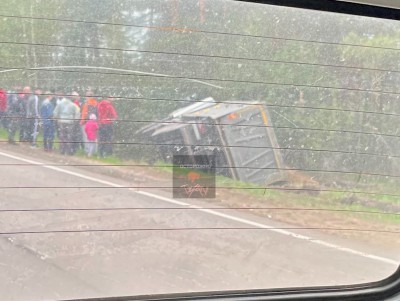 В деревне в Тверской области перевернулся грузовик - Новости ТИА