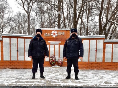 Сотрудники Росгвардии убрались на воинских захоронениях - Новости ТИА