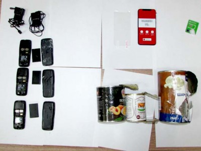 Телефоны в консервных банках нашли в посылке сотрудники колонии в Бежецке - Новости ТИА