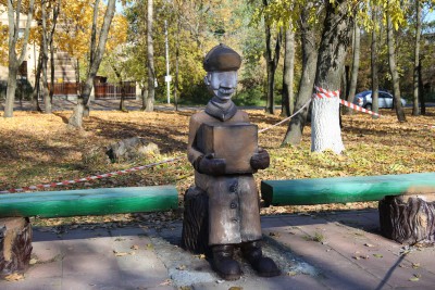 На детской площадке рядом с ДК "Пролетарка" реставрируют парковые скульптуры - новости ТИА