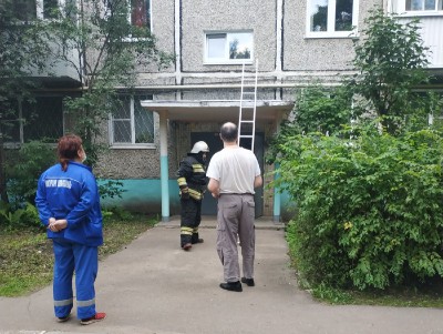В Твери спасают закрывшихся в квартире детей - Новости ТИА