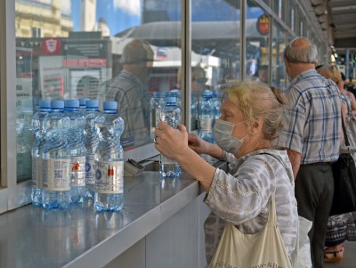 Пассажирам тверских электричек раздают прохладную воду - Новости ТИА