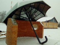 В селе Рождествено жители прячутся от осадков под гигантским зонтом  - Новости ТИА