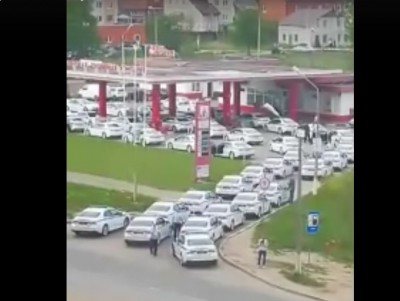 Десятки полицейских "Тойот" остановились на заправке в Твери - новости ТИА