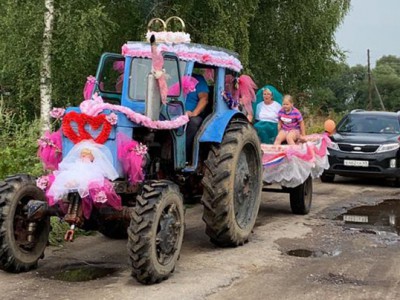 Невеста в Тверской области приехала за женихом на свадебном тракторе - новости ТИА
