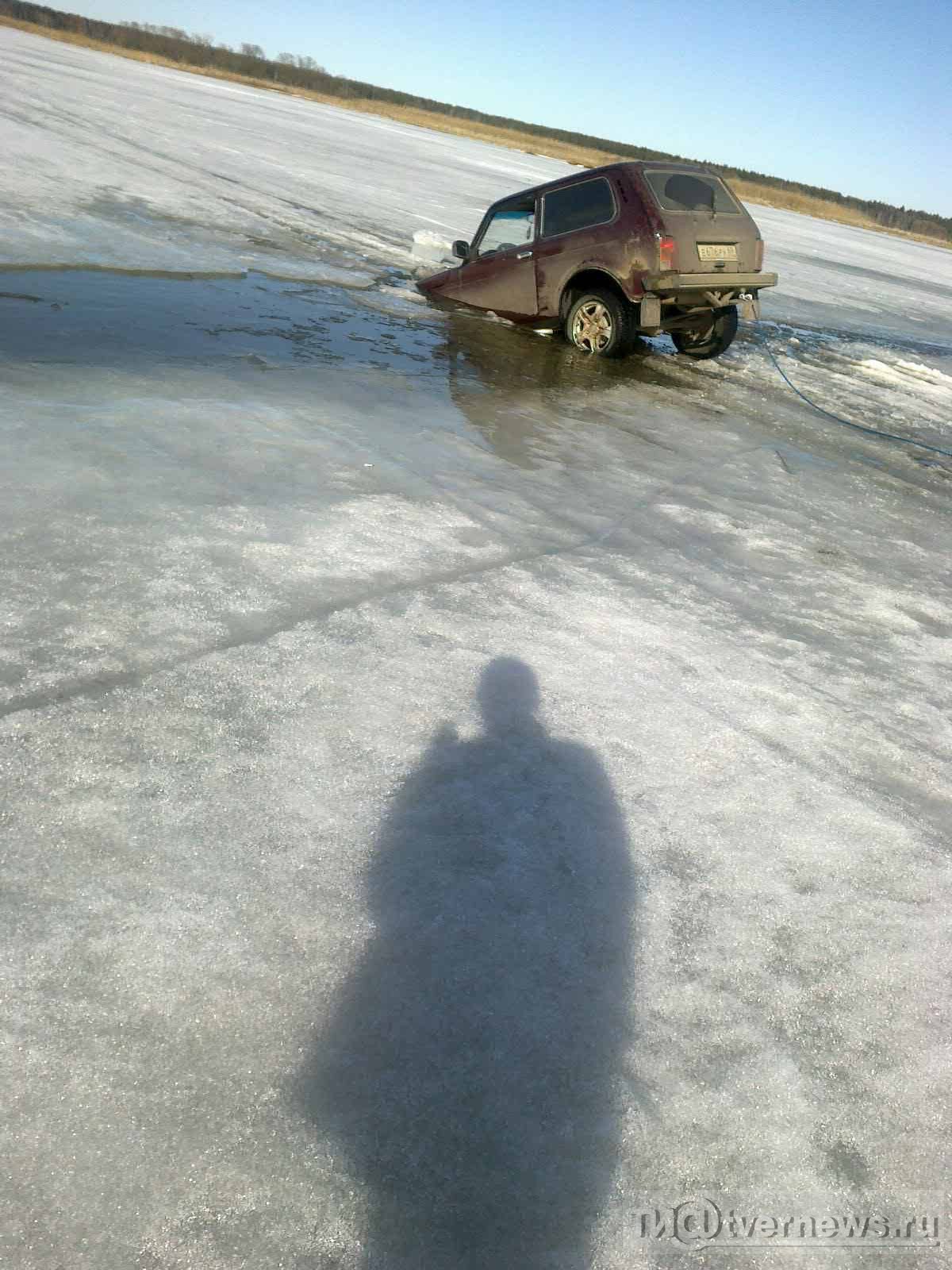 Нива провалилась под лед