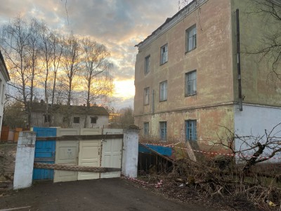 "Пикассо был бы в восторге": у рухнувшего общежития возвели странный забор - новости ТИА